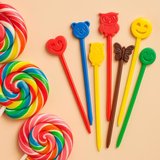 Renkli Figürlü Plastik Lolipop ve Elma Şekeri Çubuğu – Emoji & Hayvan Desenli Doğum Günü Sunum Çubuğu 12’li Paket