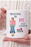 Nihayetinde Ayşe Isimli Kitaplı Sarışın Kız Hediyelik Kupa Bardak