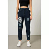 KADIN JEANS- YIRTIK VE YAZI DETAYLI BOYFRİEND KOT PANTOLON