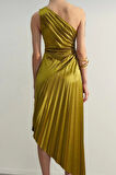 Moda Stil Fitted Asimetrik Yaka Midi Boy Asimetrik Pilise Detaylı Örme Saten Abiye Gece Elbise