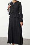 Moda Stil Regular Bisiklet Yaka Maxi Boy Tesettür Fermuar Detaylı Piliseli Dokuma Elbise