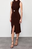 Kolsuz Dik Yaka Siyah Kemerli Fitted Vücuda Oturan Kolsuz Drape Detaylı Midi Esnek Örme Kalem Elbise