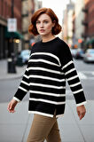 Kadınlar İçin Akrilik Materyalden Üretilen Çizgili Relaxed Kesim Bisiklet Yaka Triko Kazak