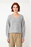 Kadın Gri Oversize V Yaka Triko Kazak Soğuk Havalarda Şıklık ve Konfor Sunan Düşük Kol Detayı