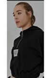 KADIN BELİ BÜZGÜLÜ KAPÜŞONLU YARIM FERMUARLI CROP SWEATSHIRT