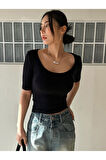 Geniş U Yaka Siyah Renk Fitilli Kısa Kollu Slim Fit Crop Top Bluz