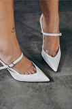 Stil Modern Kadın Beyaz Rugan Kısa Topuklu Ayakkabı Özel Tasarım Gündüz Gece Abiye Ayakkabı