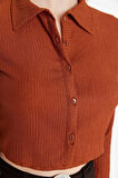 Kadın Crop Gömlek Yaka Slim Kalıp Örme Düğmeli Fitted Vücuda Oturan Polo Yaka Bürümcük Dokulu Bluz