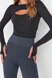 Kadın Crop Bisiklet Yaka Fitted Kalıp Örme Koyu Pencere Cut Out ve Baş Parmak Delik Spor Üst Bluz