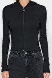 Kadın Şık Crop Kapüşonlu Yaka Slim Kalıp Örme ve Fermuarlı Fitilli Fitted Vücuda Oturan Esnek Bluz