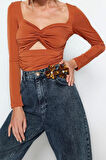 Kadın Moda Şık Crop Kalp Yaka Fitted Kalıp Örme Pencere Cut Out Detaylı Bluz TPRAW24BZ00028