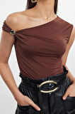 Kadın Moda Şık Üst Giyim Crop Asimetrik Yaka Fitted Kalıp Örme Metal Aksesuarlı Bluz