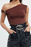 Kadın Moda Şık Üst Giyim Crop Asimetrik Yaka Fitted Kalıp Örme Metal Aksesuarlı Bluz