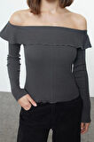 Kadın Crop Carmen Yaka Düşük Kol Slim Kalıp Örme Fitted Vücuda Oturan Cut Out Fitilli Esnek Bluz