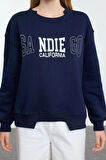 Kadın Relaxed Bisiklet Yaka Düşük Kol Uzun Slogan Baskılı Geniş Kalıp Etek Ucu Örme Sweatshirt