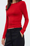 Kadın Crop Kayık Yaka Düşük Kol Slim Kalıp Örme Fitted Vücuda Oturan Büzgü Drape Detaylı Esnek Bluz