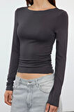 Kadın Crop Kayık Yaka Düşük Kol Slim Kalıp Örme Fitted Vücuda Oturan Büzgü Drape Detaylı Esnek Bluz