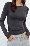 Kadın Crop Kayık Yaka Düşük Kol Slim Kalıp Örme Fitted Vücuda Oturan Büzgü Drape Detaylı Esnek Bluz