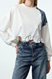 Kadın Relaxed Bisiklet Yaka Düşük Kol Crop Denim Garni ve Nakış Crop Kısa Relaxed Örme Sweatshirt