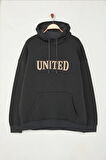 Kadın Büyük Beden Bol Kapüşonlu Standart Kol Geniş Kesim İçi Polar Sıcak Tutan Nakışlı Sweatshirt