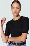 Pamuklu Polyester Elastan Karışımlı Fitted Bluz Bisiklet Yaka Kısa Kollu Yıkamalı