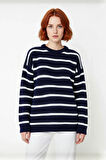 Kadın Çizgili Oversize Triko Kazak Bisiklet Yaka Tasarımı ile Uzun Kollu Kış Günlerinin Yıldızı