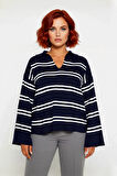 Kadın Triko Çizgili Polo Yaka Kazak Relaxed Kesimiyle Konforlu Ve Şık Bir Kış Kombini Yaratır