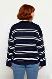 Kadın Triko Çizgili Polo Yaka Kazak Relaxed Kesimiyle Konforlu Ve Şık Bir Kış Kombini Yaratır