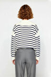Kadın Günlük Relaxed Kalıp Çizgili Bağcıklı Yaka Triko Kazak Konforlu ve Şık Bir Tarz Sunar