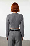 Kadın Antrasit Crop Boy Fitted Kruvaze Triko Kazak Günlük Şıklık ve Konforu Kış Sezonuna Taşır