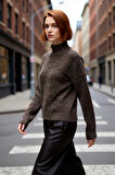 Kadın Oversize Kalın Triko Kazak Gri Rengi ve Dik Yaka Tasarımıyla Kış Kombinlerinin Yıldızı