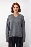 Kadın V Yaka Triko Kazak Geniş Kalıbı ve Yumuşak Dokusuyla Soğuk Havalarda Konforlu Bir Deneyim
