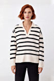 Kadın Triko Polo Yaka Kazak Oversize Kalıp Çizgili Deseniyle Modern ve Konforlu Kış Giyimi