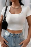 Kadın Beyaz Yarım Kol Düz Yaka Crop Top Bluz