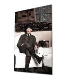 Takım Elbiseli Oturan Atatürk Cam Tablo, Uv Baskılı ve Temperli, Hediyelik