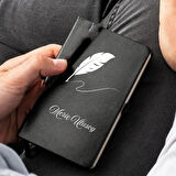 Kişiye Özel Yazar Temalı Tüy Kalem Tasarımlı Deri Not Defteri – İlham Veren Hediye