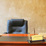 Kurumsal Firmalara Özel Logolu Ahşap ve Metal Kalemli Masa İsimliği – Kişiye Özel Ofis Hediyesi