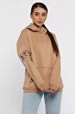 Kadın Kapüşonlu Kol Nakışlı Kanguru Cepli Şardonlu Sweatshirt