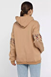 Kadın Kapüşonlu Kol Nakışlı Kanguru Cepli Şardonlu Sweatshirt