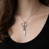 Terzi Makası Figürlü Unisex Kolye – Modacı ve Kuaför Temalı Metal Aksesuar