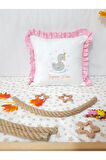 Nakışlı Kırlent Bebek İsimli 40x40 Cm İçi Dolgulu Fırfırlı Kırlent