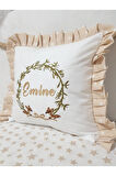 Nakışlı Kırlent Bebek İsimli 40x40 Cm İçi Dolgulu Fırfırlı Kırlent