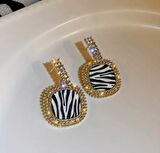 Gold tasarım taşlı zebra küpe