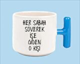 Her Sabah İşe Giderken Söven O Kişi Espirili T Kulplu Kupa Bardak