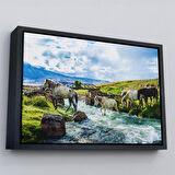 Altın Çerçeveli Dereden Geçen Atlar Manzaralı Dekoratif Kanvas Tablo