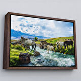 Beyaz Çerçeveli Dereden Geçen Atlar Manzaralı Dekoratif Kanvas Tablo