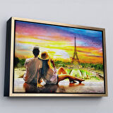 Altın Çerçeveli Paris Eyfel Kulesini Seyreden Romantik Çift Kanvas Tablo