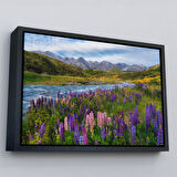 Kahverengi Çerçeveli Nehir Dağ ve Mor Acı Bakla Çiçekleri Manzarası Duvar Tablosu