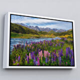 Kahverengi Çerçeveli Nehir Dağ ve Mor Acı Bakla Çiçekleri Manzarası Duvar Tablosu