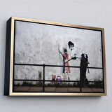 Siyah Çerçeveli Bansky'nin Küçük Kız Çocuğunu Arayan Polis İsimli Çalışması Kanvas Tablo